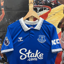 Load image into Gallery viewer, Camiseta Everton 2023-24 Home Beto #14 Hummel - XS/S
