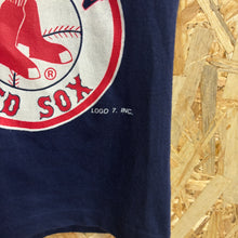 Cargar imagen en el visor de la galería, BNWT Camiseta Boston Red Sox Late 90’s  Logo 7 Vintage - S/M

