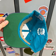 Cargar imagen en el visor de la galería, BNWT Gorra Charlotte Hornets 90s AJD Vintage

