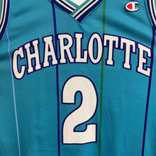 Carregar imagem no visualizador da galeria, Camiseta Charlotte Hornets 1993/94 Road Larry Johnson #2 Champion Vintage - M/L
