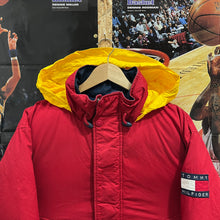 Carregar imagem no visualizador da galeria, Plumas Tommy Hilfiger Vintage 90’s - S/M
