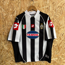 Carica l'immagine nel visualizzatore di Gallery, Camiseta Juventus 2002-03 Champions League Home Lotto Vintage - L/XL
