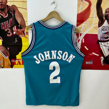 Load image into Gallery viewer, Camiseta Charlotte Hornets Road 1991-92 Larry Johnson #2 Champion Vintage - M/L
