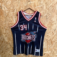 Carica l'immagine nel visualizzatore di Gallery, Camiseta Houston Rockets Road 1996/97 Hakeem Olajuwon #34 Champion Vintage - L/XL
