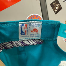 Cargar imagen en el visor de la galería, BNWT Gorra Charlotte Hornets 90s AJD Vintage
