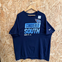 Cargar imagen en el visor de la galería, BNWOT Camiseta Tennessee Titans Y2K Nike - XL/XXL
