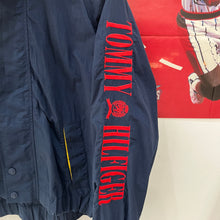 Cargar imagen en el visor de la galería, Chaqueta Ligera Tommy Hilfiger Spellout 90’s Vintage - M/L
