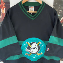 Cargar imagen en el visor de la galería, Camiseta Anaheim Mighty Ducks Twins Apparel Vintage 90’s - M/L
