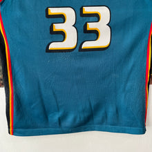 Cargar imagen en el visor de la galería, Camiseta Detroit Pistons Road 1998-00 Grant Hill #33 Champion Vintage - L/XL
