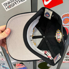 Load image into Gallery viewer, BNWT Gorra Denver Broncos Champions 1998 Logo Athletic Vintage
