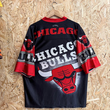 Cargar imagen en el visor de la galería, Camiseta AOP Chicago Bulls 90s Nutmeg Mills Vintage - XL/XXL
