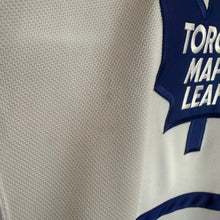 Carregar imagem no visualizador da galeria, Camiseta Toronto Maple Leafs 2010/11 Road Phil Kessel #81 (Firmada) Reebok Vintage - XL/XXL
