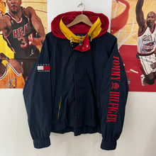 Cargar imagen en el visor de la galería, Chaqueta Ligera Tommy Hilfiger Spellout 90’s Vintage - M/L
