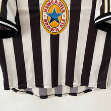 Cargar imagen en el visor de la galería, Camiseta Newcastle United FC 1997-99 Home Adidas Vintage - L/XL

