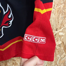 Load image into Gallery viewer, Camiseta Calgary Flames 2003/06 Third Jarome Iginla CCM Vintage - S/M YOUTH
