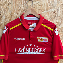 Carica l'immagine nel visualizzatore di Gallery, Camiseta 1.FC Union Berlin 2016-17 Home Macron - L/XL

