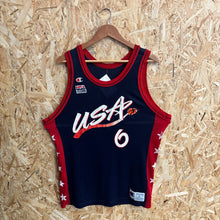Load image into Gallery viewer, Camiseta USA Basketball 1996 Road Penny Hardaway #6 Champion Vintage - L/XL
