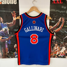 Lade das Bild in den Galerie-Viewer, Camiseta New York Knicks Road 2008/10 Danilo Gallinari #8 Champion - XL Youth
