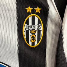 Carica l'immagine nel visualizzatore di Gallery, Camiseta Juventus 2002-03 Champions League Home Lotto Vintage - L/XL
