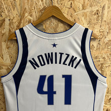 Cargar imagen en el visor de la galería, Camiseta Dallas Mavericks Home 2000-03 Dirk Nowitzki #41 Champion Vintage - L/XL
